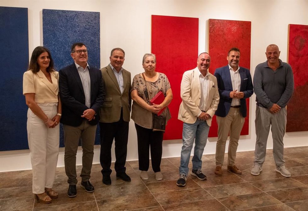 Inauguración de la exposición 'Guevara. Cien años, un nuevo universo', con la asistencia del presidente de la Diputación, David Toscano, con la familia del pintor y los comisarios Jesús Velasco, José Ramón Pedrosa y Víctor Pulido.