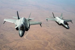 Archivo - Un par de aviones de combate F35