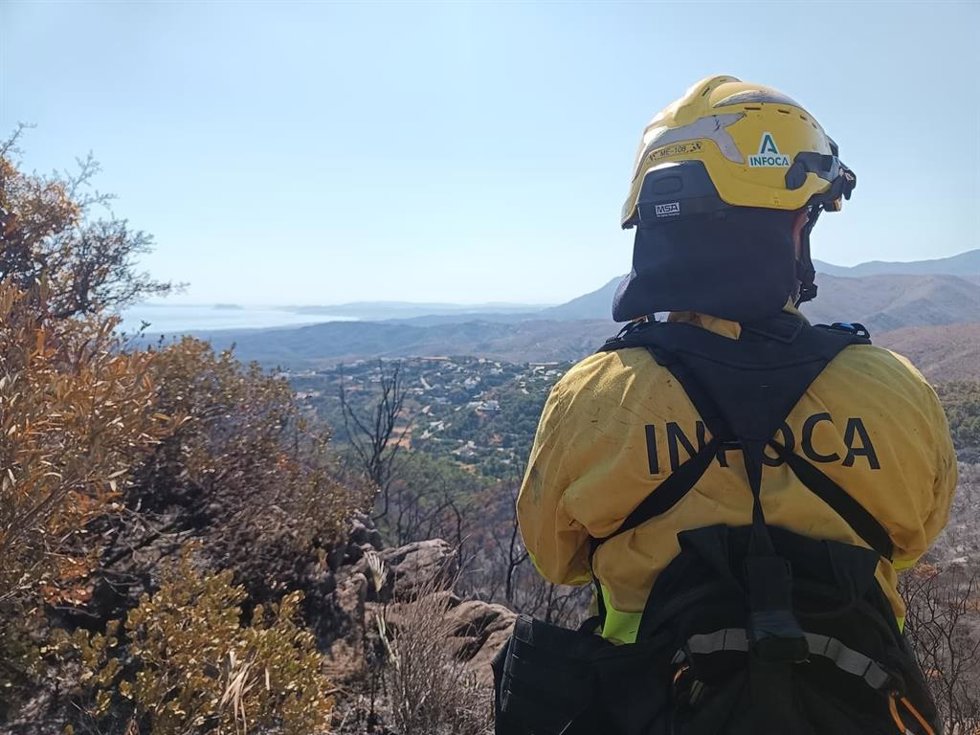 Un bombero forestal del Plan Infoca en Benahavís, Málaga. Imagen de archivo.
