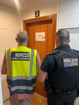 Un inspector del Consell d'Eivissa y un policía local frente a la vivienda precintada.