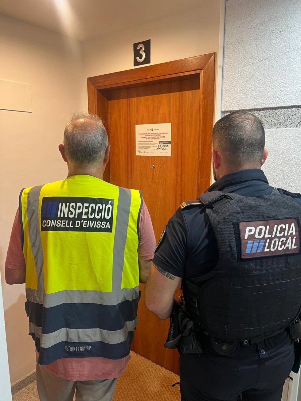Un inspector del Consell d'Eivissa y un policía local frente a la vivienda precintada.