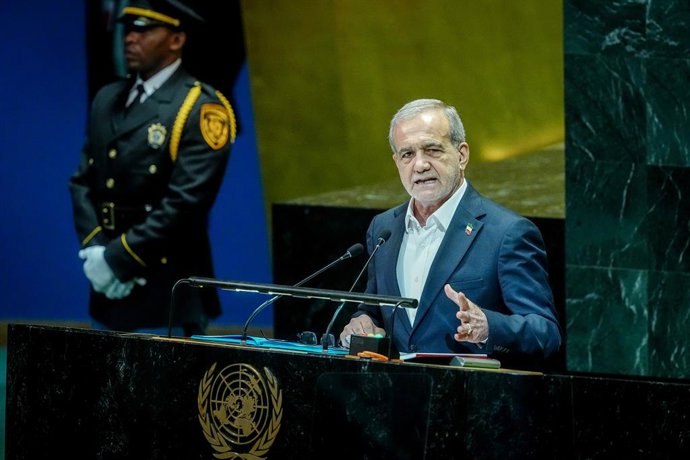 Archivo - Arquivo - 24 de setembro de 2025, EUA, Nova York: O presidente iraniano Masoud Pezeshkian discursa no debate geral da Assembleia Geral da ONU, em Nova York. Espera-se que mais de 140 chefes de Estado e de governo participem do maior evento diplo