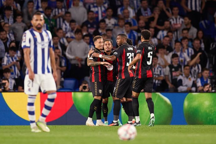 Justin Kluivert, do AFC Bournemouth, comemora após marcar o primeiro gol da equipe durante a partida da 1ª rodada da fase de grupos da Liga Europa da UEFA 2026/27 entre Real Sociedad e AFC Bournemouth, em Anoeta, no dia 17 de setembro de 2026, em San Seba