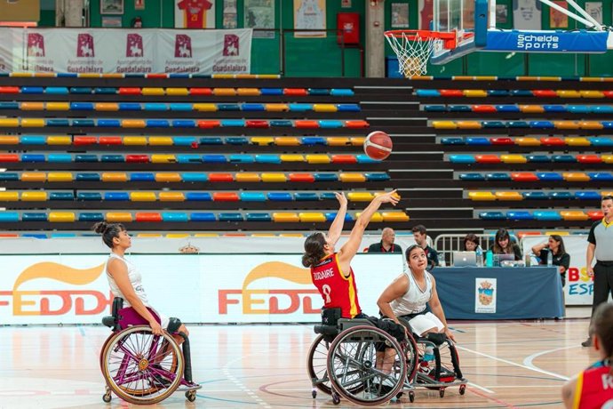 Archivo - Beatriz Zudaire lanza a canasta durante un partido de la selección española