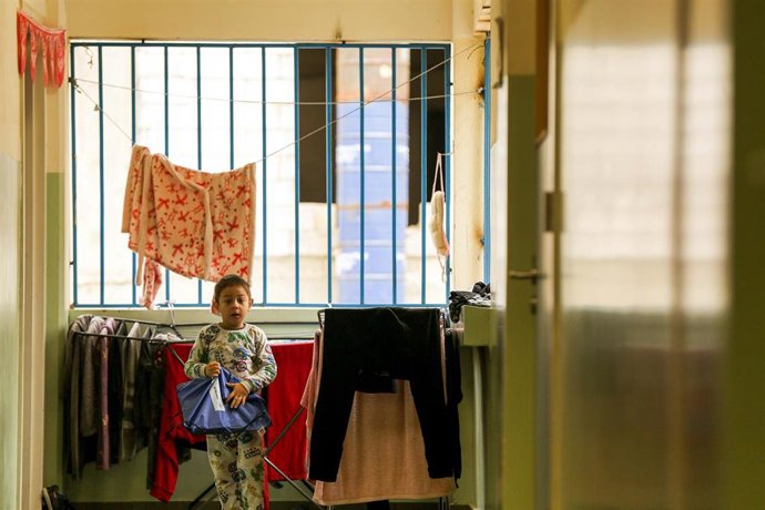 Archivo - Alí, un niño libanés desplazado de 10 años originario de Nabatiye, camina frente a un aula convertida en hogar improvisado en una escuela local de Beirut, capital de Líbano