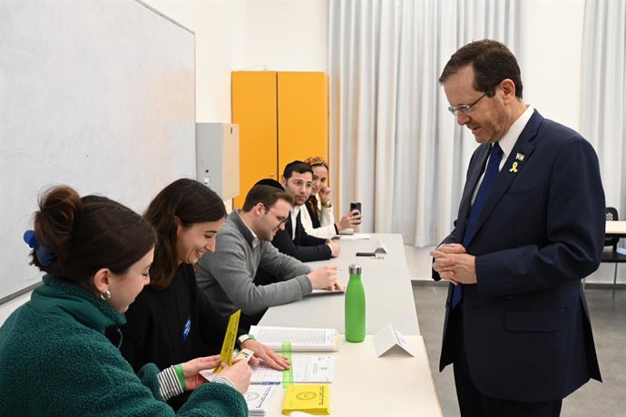 Archivo - Arquivo - FOTO DE DIVULGAÇÃO - 27 de fevereiro de 2024, Israel, Jerusalém: O presidente de Israel, Isaac Herzog (à direita), chega à Escola Secundária de Artes de Jerusalém para votar nas eleições municipais para prefeito e vereadores de Jerusal