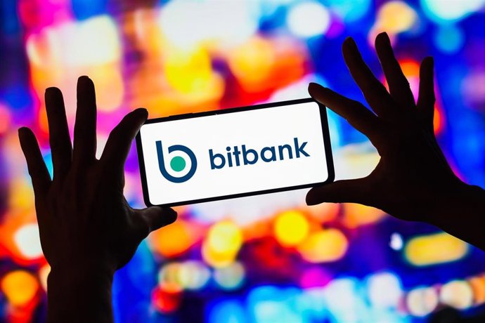 Archivo - Imagen ilustrativa con el logotipo de bitbank en un teléfono inteligente.