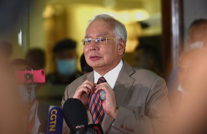 Archivo - BEIJING, Aug. 1, 2020  -- Former Malaysian Prime Minister Najib Razak speaks to the media before he leaves the court in Kuala Lumpur, Malaysia, July 28, 2020.