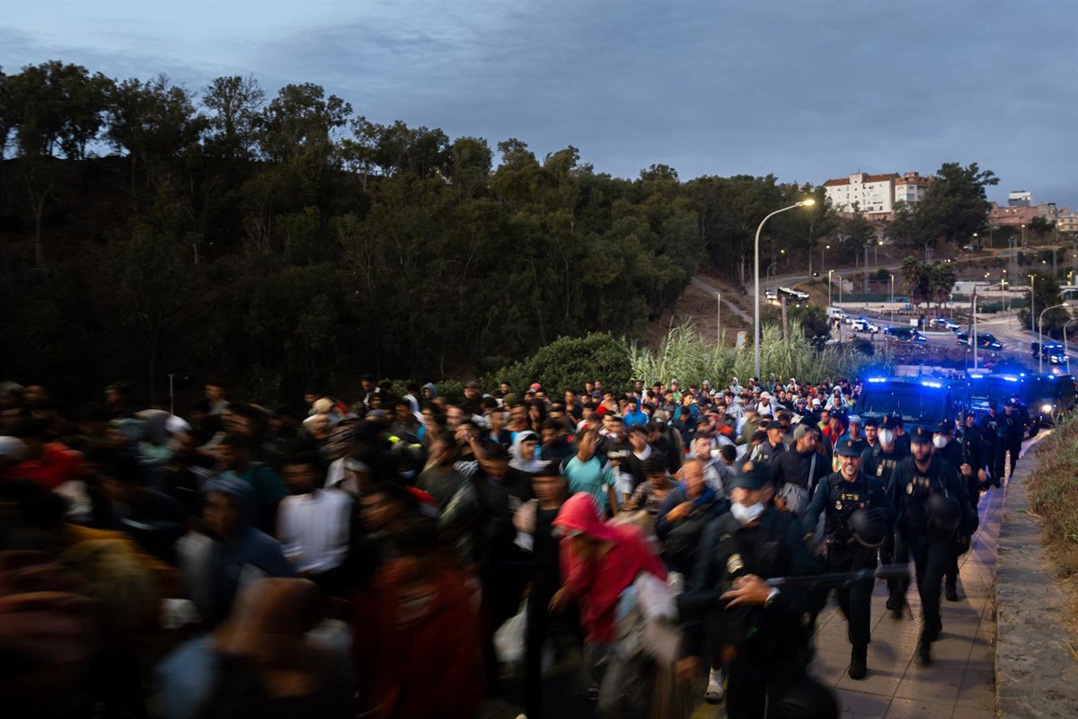 Comienza el traslado de inmigrantes desde las playas de Ceuta al campamento instalado en el Puerto de la ciudad