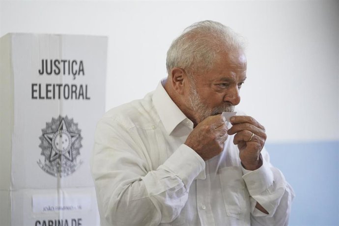 Archivo - El actual presidente de Brasil, Luiz Inácio Lula da Silva, vota en las elecciones de 2022