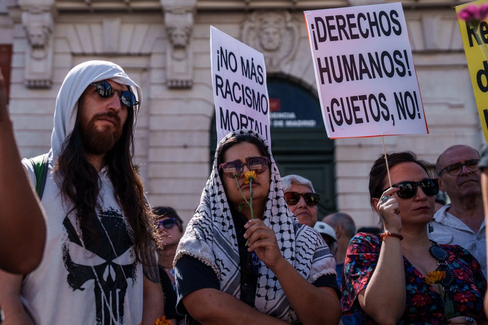 Varias personas sostienen pancarta con lema  '¡Derechos humanos¡ ¡Guetos, no!' durante una manifestación en rechazo a las actitudes violentas y racistas ocurridas durante la crisis migratoria en Ceuta, a 19 de septiembre de 2026, en Madrid (España).