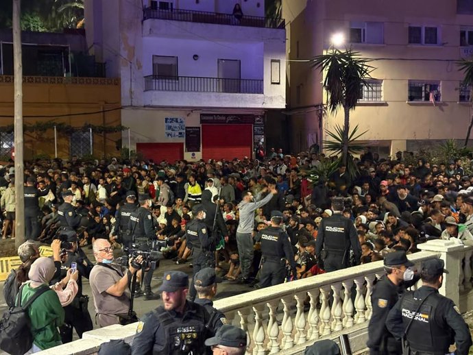 La Policía embolsa a los inmigrantes de las playas para proceder a su traslado a las instalaciones provisionales del Puerto de Ceuta.