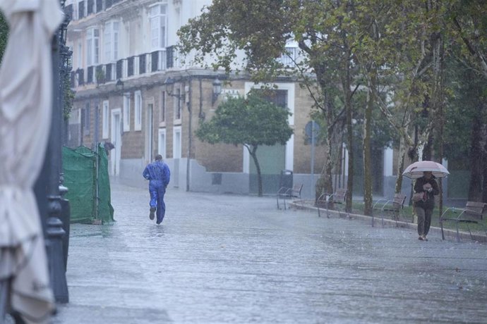 Archivo - Transeuntes bajo sus paraguas durante la intensa lluvia. A 11 de octubre de 2024, en Cádiz (Andalucía, España). 
