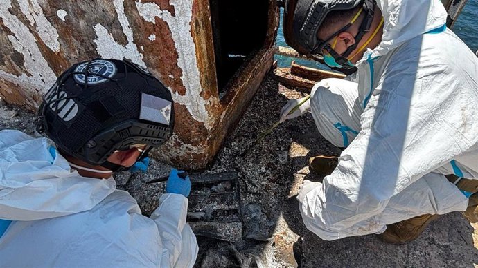Los equipos de rescate inspeccionan los restos carbonizados de un buque de pasajeros en la provincia de Palawan, en Filipinas, el 14 de septiembre de 2026.  