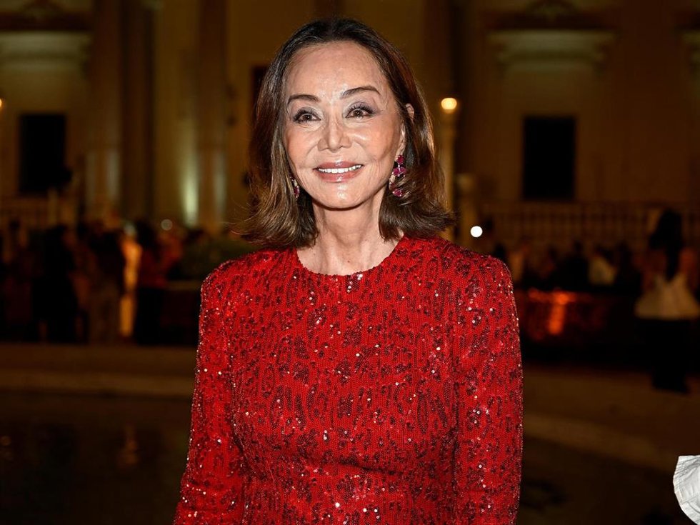 Isabel Preysler ha reaparecido en el desfile de Redondo Brand en la MBFW Madrid
