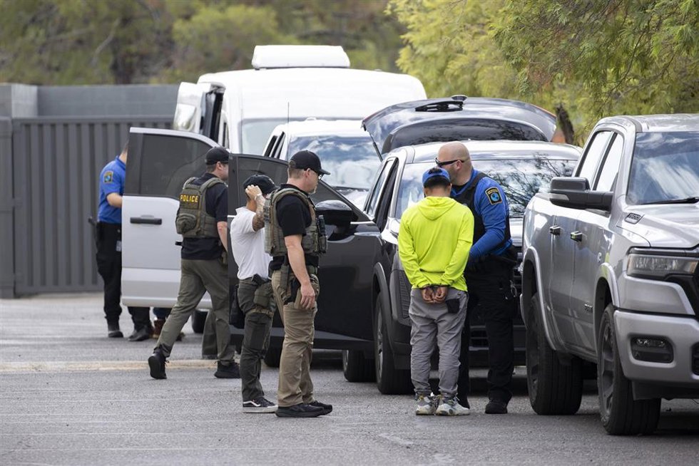 Agentes del ICE realizan arrestos en Arizona.
