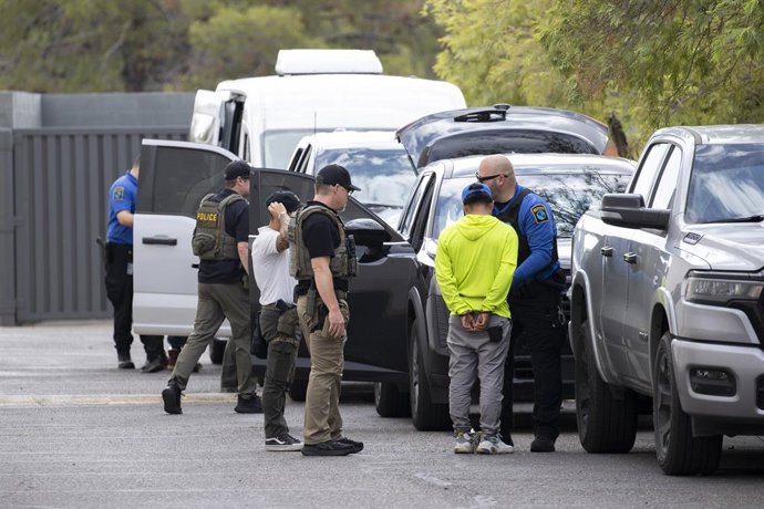 15 de setembro de 2026, Phoenix, Arizona, EUA: Agentes do Serviço de Imigração e Alfândega transferem pessoas detidas no início da manhã para uma empresa terceirizada, que se encarregará do transporte.