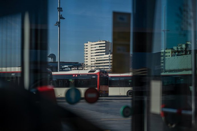 Archivo - Arxiu - Autobusos durant una visita al Centre de Control de l'empresa Transports Metropolitans de Barcelona (TMB)
