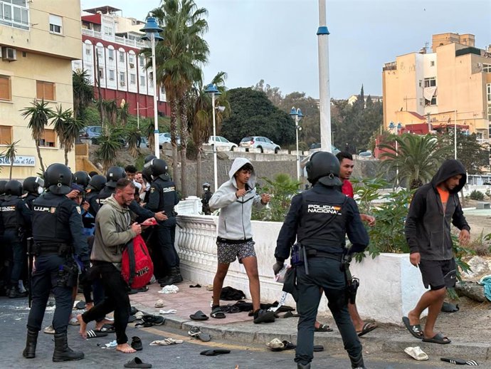 Los Cuerpos de Seguridad del Estado organizan a los migrantes para su traslado al Puerto de Ceuta, a 18 de septiembre de 2026, en Ceuta (España). Las Fuerzas y Cuerpos de Seguridad del Estado (FCSE) han comenzado a realizar el traslado de los inmigrantes 