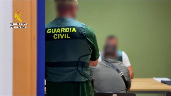 Duas pessoas foram presas por manter um homem em cativeiro para roubar-lhe 20.000 euros em joias, dinheiro e criptomoedas