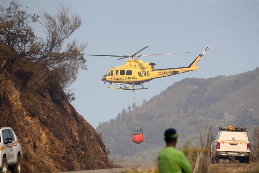 Un helicóptero colabora en las labores de extinción de un incendio forestal, a 16 de septiembre de 2026, en Quiroga, Lugo, Galicia (España). El fuego, que ha arrasado ya 250 hectáreas, se inició a las 15.30 horas del pasado martes 15 de septiembre en la m