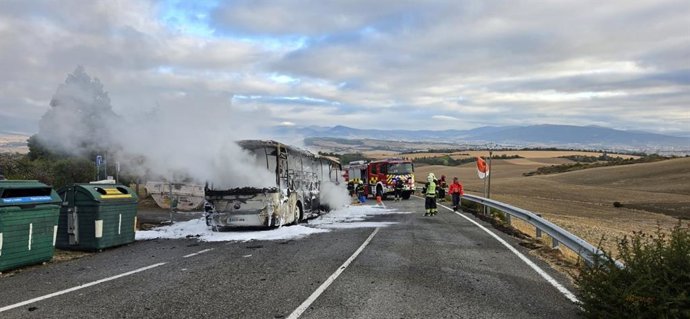 Imagen del autobús incendiado.