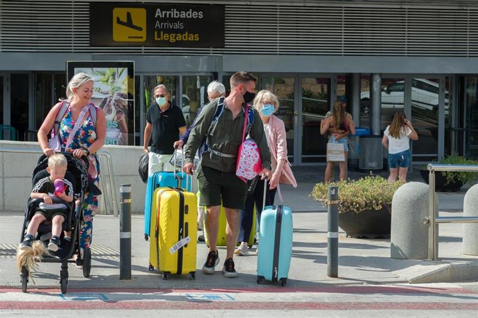 Archivo - Pasajeros procedentes de un vuelo con origen Gran Bretaña salen del aeropuerto de Eivissa.