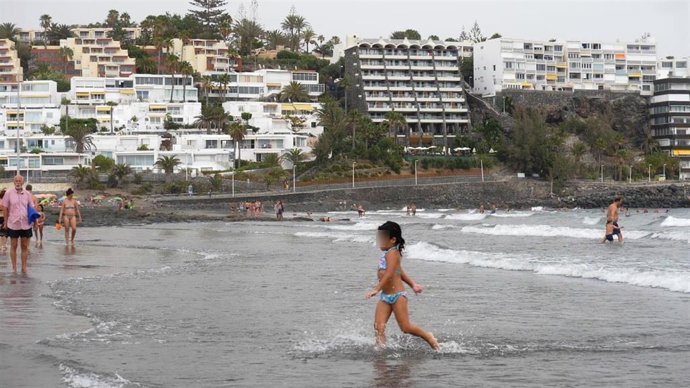 Una menor sale de una playa de Canarias