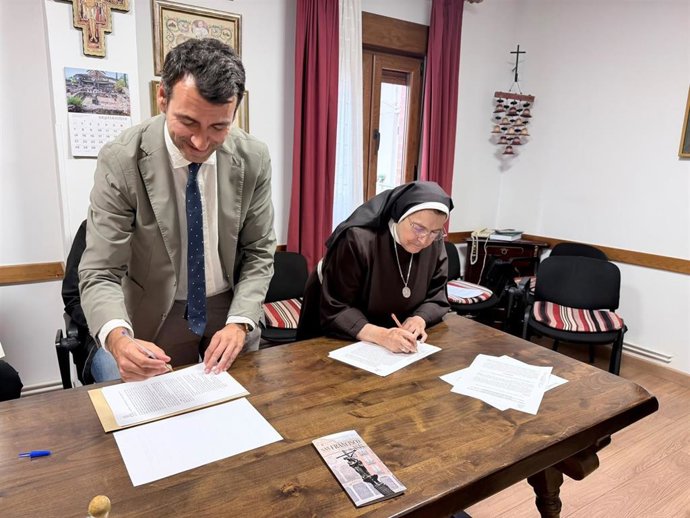 Un momento de la firma del acuerdo entre Ayuntamiento y congregación.