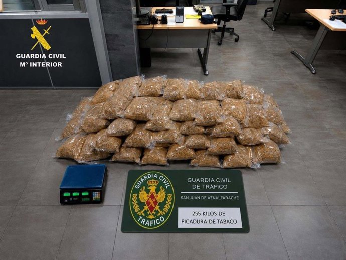 Bolsas de picadura de tabaco de contrabando incautadas a un conductor en un control de alcoholemia en la N-630