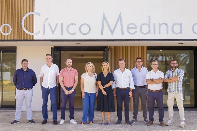 La alcaldesa de de Alcalá de Guadaíra, Ana Isabel Jiménez, la delegada de Participación Ciudadana, Teresa García, el delegado de Urbanismo y el delegado de Hábitat Urbano, David Delgado en una visita por la rehabilitación del Centro Cívico Medina de Haro