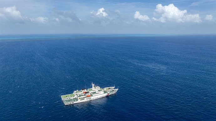 Archivo - Arquivo - MAR DA CHINA MERIDIONAL, 16 de agosto de 2026  -- Uma foto aérea tirada por um drone em 12 de agosto de 2026 mostra as embarcações da Guarda Costeira da China, Hailing (abaixo) e Xisha, realizando operações de transferência enquanto pa