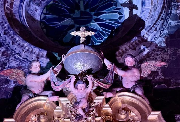 Archivo - Detalle del remate del retablo de la Colegial del Salvador, iluminada para la visita 'de Angeli', como foto de recurso