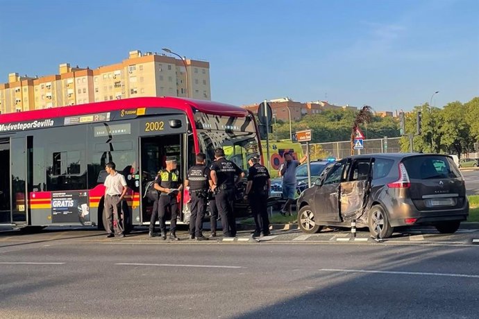 Colisión entre un tranvibús y un vehículo privado en Sevilla Este