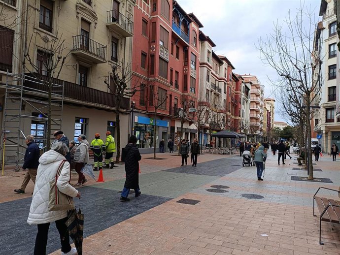 Archivo - Gente en una calle de Euskadi