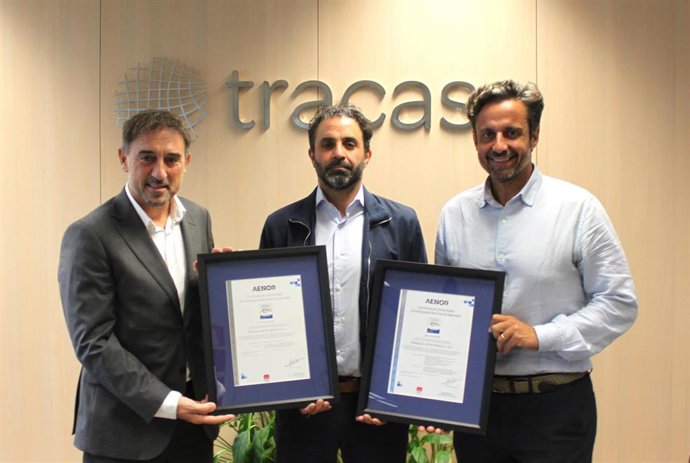 Daniel Goñi, director gerente de Tracasa Instrumental, sostiene ambos certificados junto a Michel Lumbreras, director de AENOR en Navarra y La Rioja, a la izquierda, y Emilio Rubio, responsable de Seguridad de la Información de Tracasa.