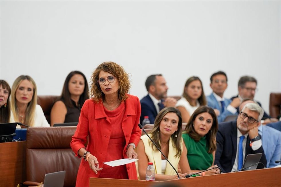 La secretaria general del PSOE-A, María Jesús Montero, se dirige al presidente de la Junta, Juanma Moreno, en el Pleno del Parlamento andaluz. (Foto de archivo).