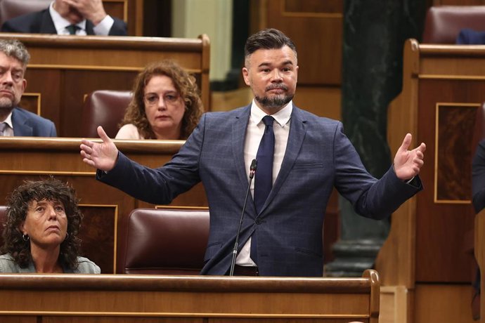 El presidente de ERC, Gabriel Rufian, interviene durante una sesión plenaria en el Congreso
