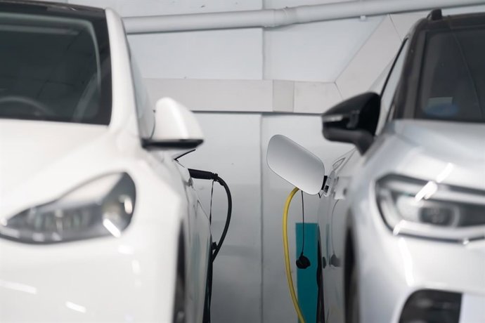 Archivo - Dos coches cargándose en un punto de carga público para eléctricos