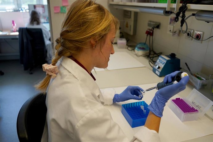 Investigadora del Vhir en el laboratorio.