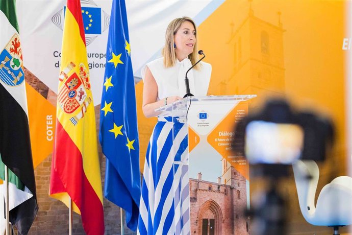 La presidenta de la Junta, María Guardiola, durante su intervención en el Diálogo Local 'El futuro de la Política de Cohesión y su impacto en Extremadura', en Cáceres.