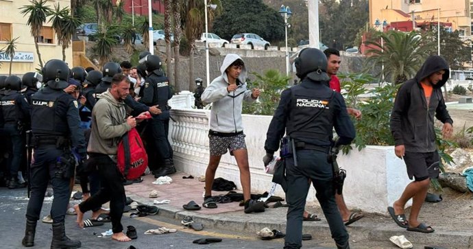 A polícia intervém para conter os migrantes nas praias, após as tentativas de chegar em massa ao Porto de Ceuta
