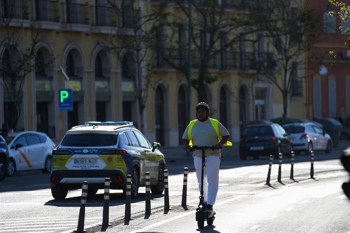 Archivo - Usuarios de patinetes eléctricos a un mes de la entrada en vigor de la normativa que regula su uso. A 1 de abril de 2026 en Sevilla (Andalucía, España). Algo más de un mes tras la entrada en vigor de la nueva normativa que regula en la ciudad de