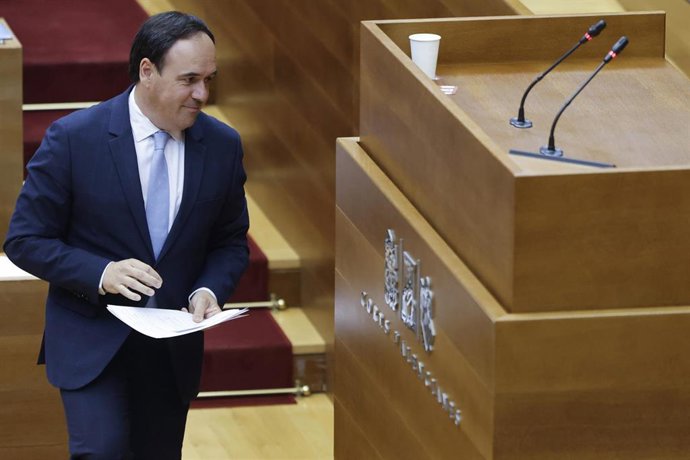 Archivo - El president de la Generalitat, Juanfran Pérez Llorca, durante una sesión plenaria