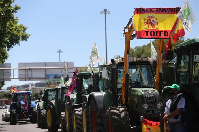 Archivo - Agricultores de varias CCAA se concentran con tractores a las puertas del Ministerio de Agricutura para reclamar un futuro para el sector 