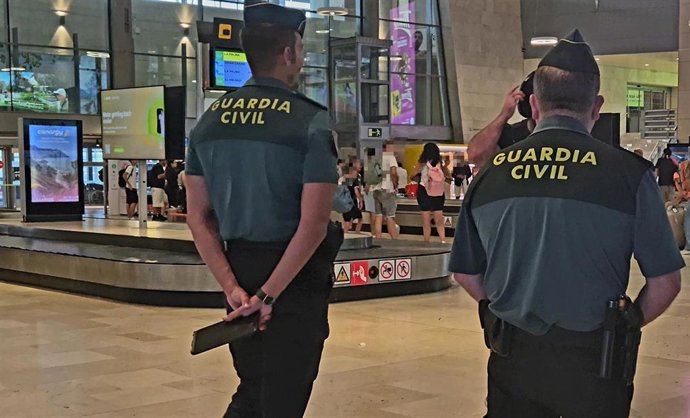 Agentes de la Guardia Civil en el Aeropuerto de Tenerife Norte