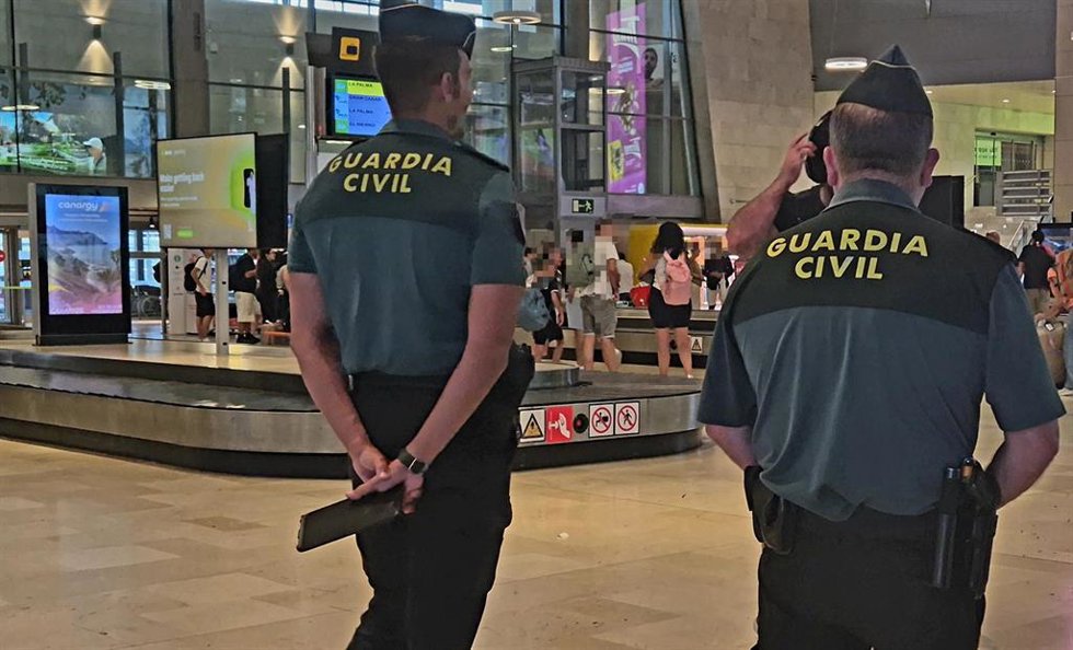 Agentes de la Guardia Civil en el Aeropuerto de Tenerife Norte