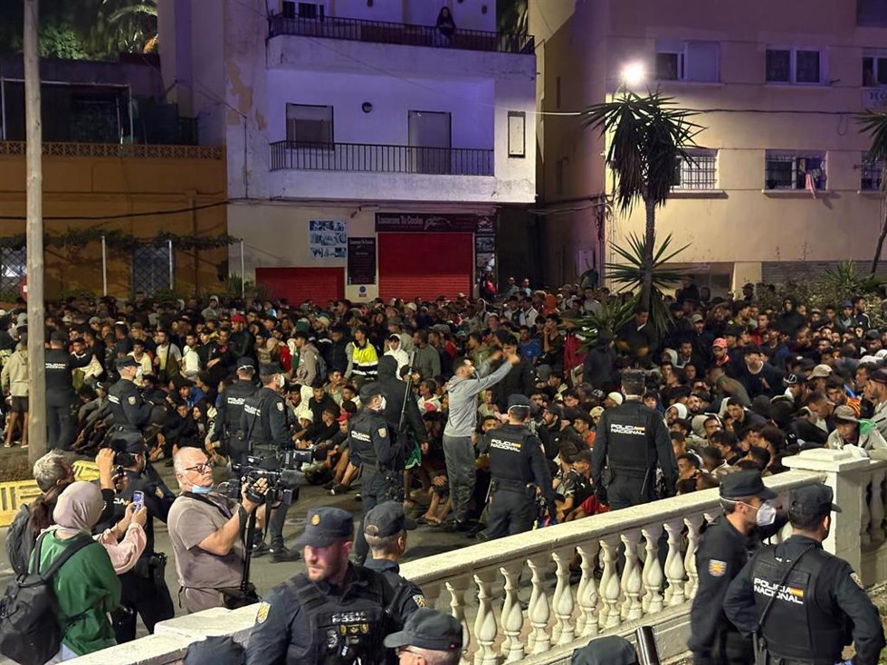 La Guardia Civil organiza a los migrantes para su traslado al Puerto de Ceuta, a 18 de septiembre de 2026, en Ceuta (España). 