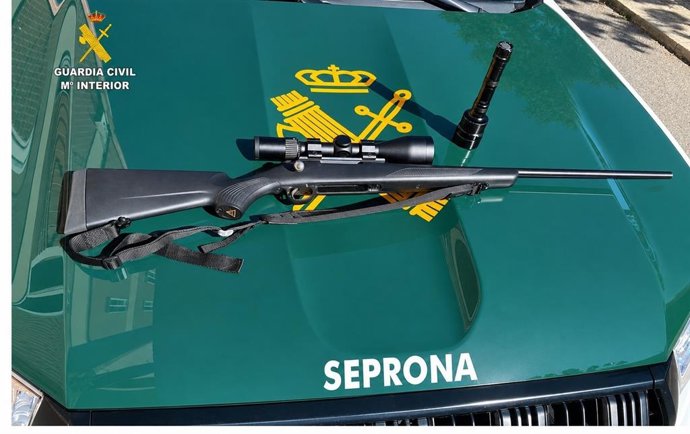 Rifle decomisado al varón investigado por caza furtiva en la Reserva Regional de Los Ancares (León).