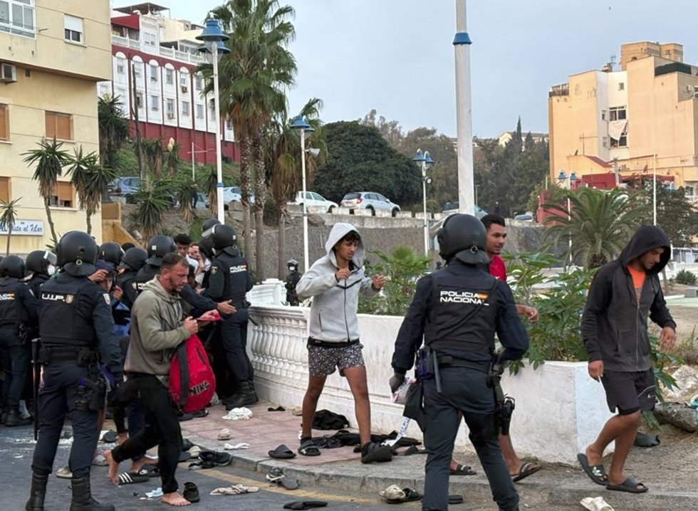 Inmigrantes durante el traslado al campamento en el Puerto de Ceuta
